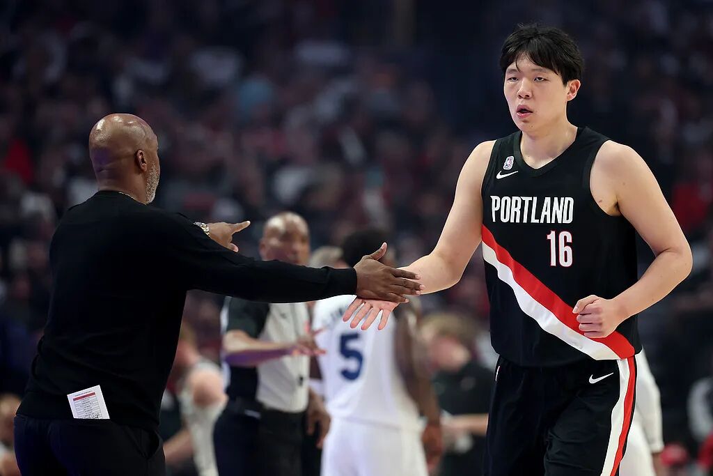 上场5分钟，得2分，1个篮板，杨瀚森体验NBA万事开头难