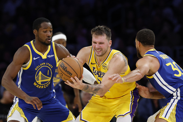 为(wèi)什么NBA各队要对勇士心存忌惮？首秀开门红就是答案
