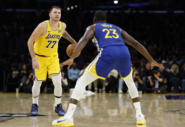 为什么NBA各队要对勇士心存忌惮？首秀开门红(hóng)就(jiù)是(shì)答(dá)案(àn)