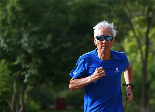 一名老人参加厦门马拉松比赛 贾浩成 摄