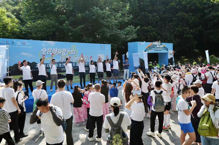500名市民徒步“广州首条森林康养步道”庆全民健身日