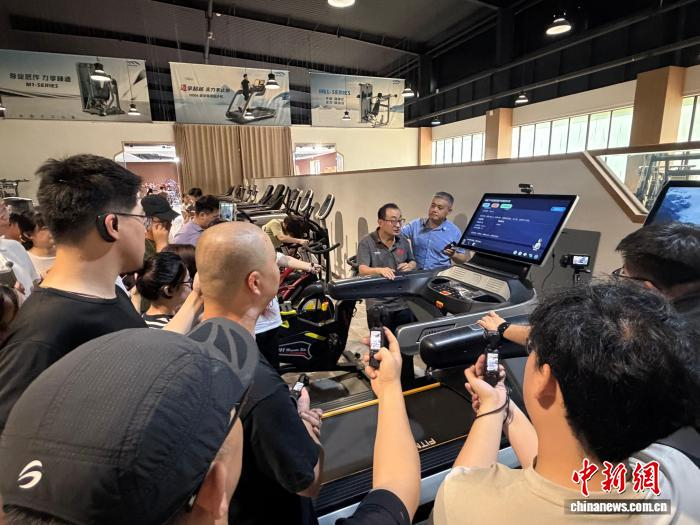 8月25日，山东迈宝赫健身器材有限公司技术工程师介绍智能健身器材。　李明芮 摄