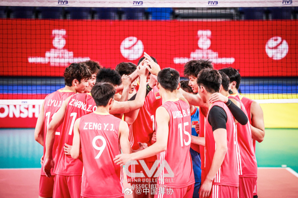 站(zhàn)上(shàng)世(shì)锦(jǐn)赛(sài)前(qián)八(bā)的(de)舞(wǔ)台(tái),中(zhōng)国(guó)U21男(nán)排(pái)的(de)年(nián)轻(qīng)人(rén)正(zhèng)全力(lì)追(zhuī)梦(mèng)