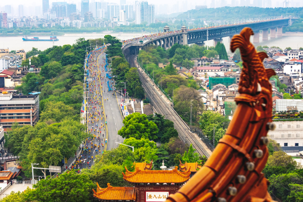 奔跑湃|赛道摄影师陈波娜,用镜头记录下(xià)城(chéng)市(shì)写(xiě)给(gěi)跑(pǎo)者(zhě)的(de)情(qíng)书