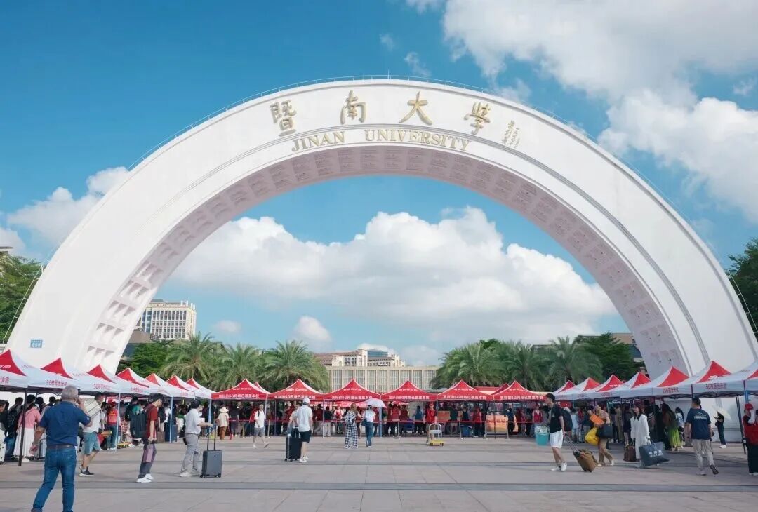 全红婵已到暨南大学报到,与体育学院院长苏炳(bǐng)添(tiān)合(hé)影(yǐng)留念