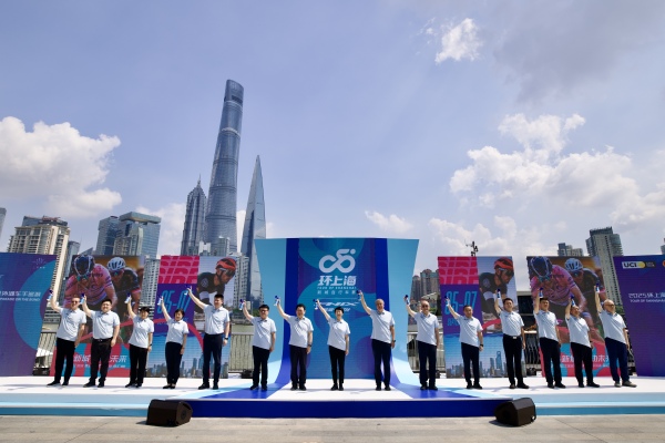 2025环(huán)上(shàng)海·新城自行车赛启动，车手巡游勾勒城市图景