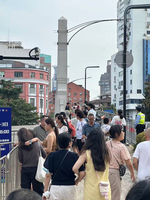 上艇恰逢国庆中秋双节,游客成了今年观众的主力军