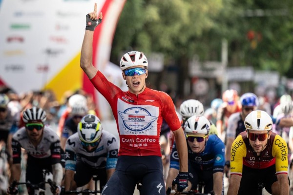马尼耶上演环(huán)广(guǎng)西(xi)“三(sān)连(lián)庄(zhuāng)”，爱(ài)上(shàng)共(gòng)享(xiǎng)电(diàn)单(dān)车(chē)安(ān)利(lì)家(jiā)人(rén)游(yóu)广(guǎng)西(xi)